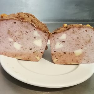 Leberkaese mir Kaese und Roestzwiebel